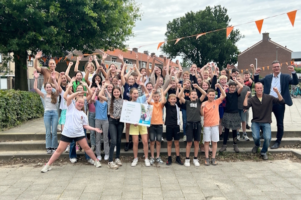 De leerlingen van basisschool de Diamant uit Baarlo met wethouder Tijs van Lierop.