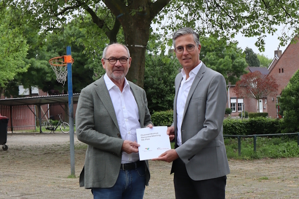 Ger Peeters, bestuurder Wonen Limburg en wethouder Rob Wanten met de realisatieovereenkomst.